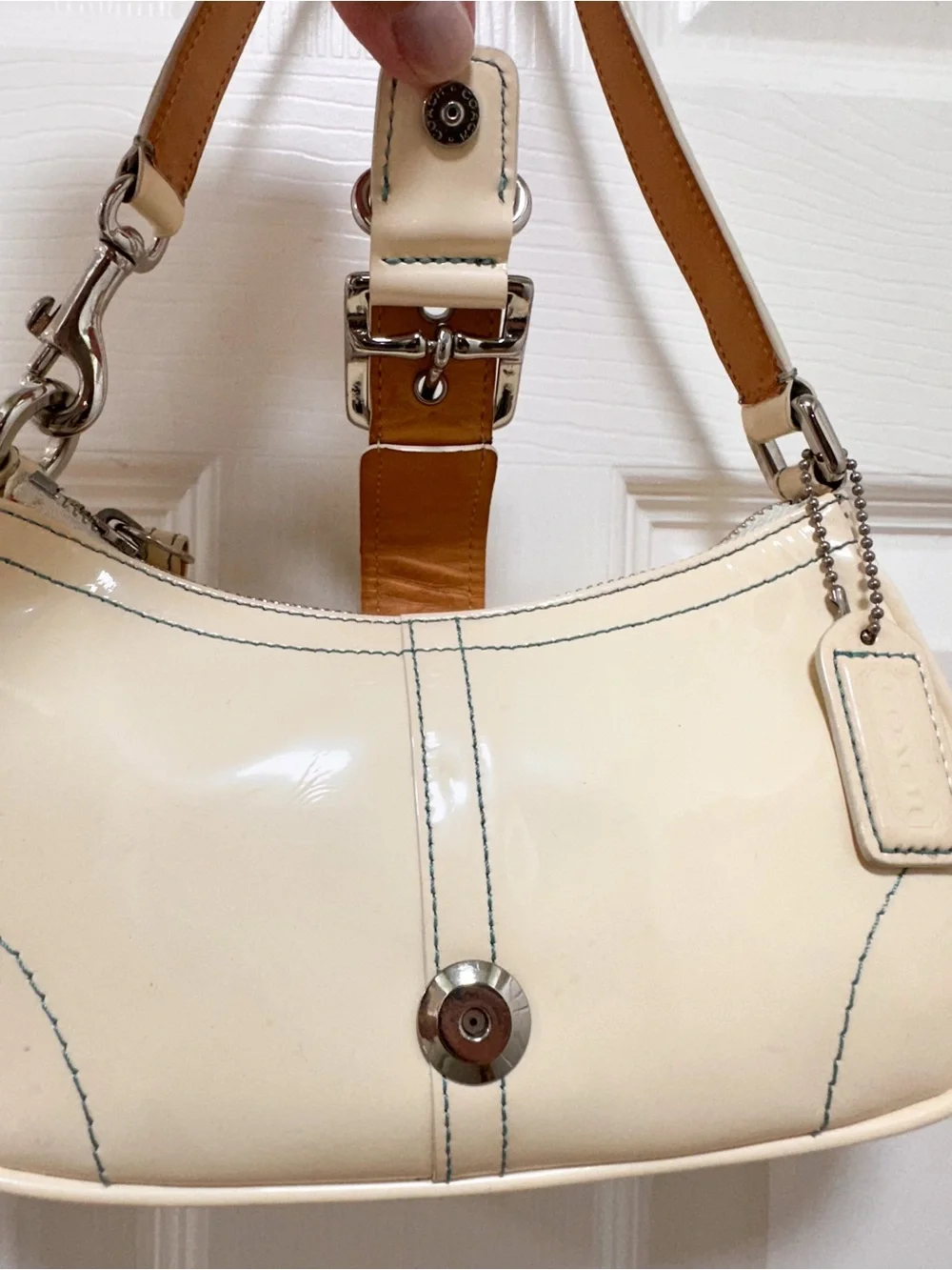 Coach Soho Patent Buckle Flap Shoulder Bag Ivory Patent Leather Vintage Y2K